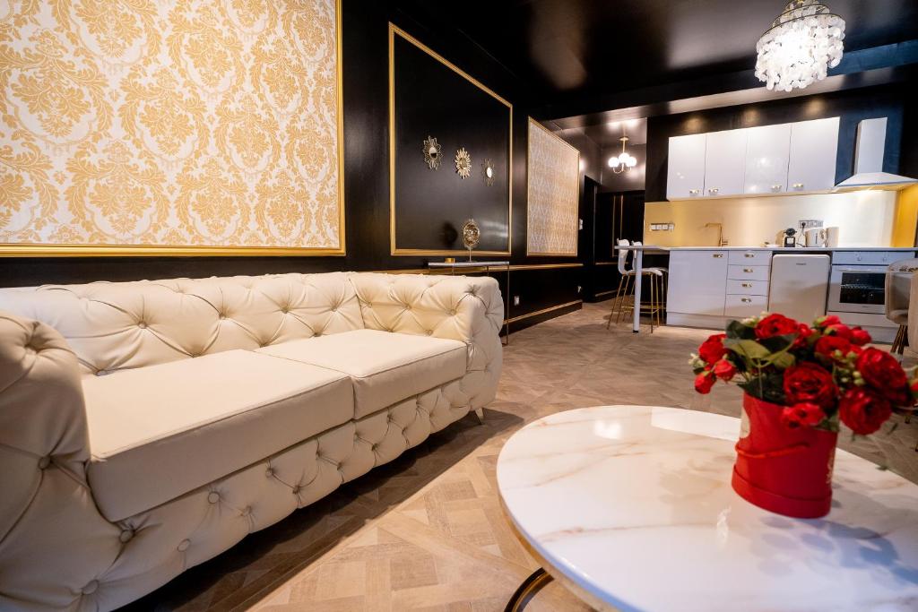 索恩河畔自由城的住宿－Appartement d'exception avec Jacuzzi，客厅配有白色的沙发和桌子