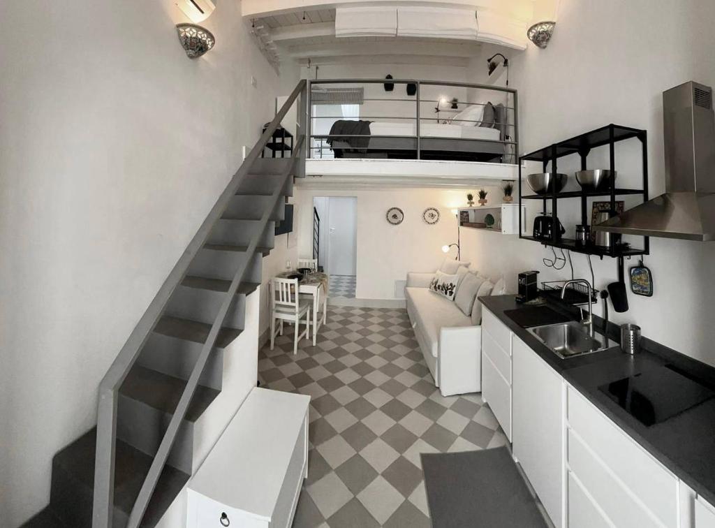 cocina y sala de estar con escalera en una habitación en Casuzza - la comodità che cerchi, en Noto