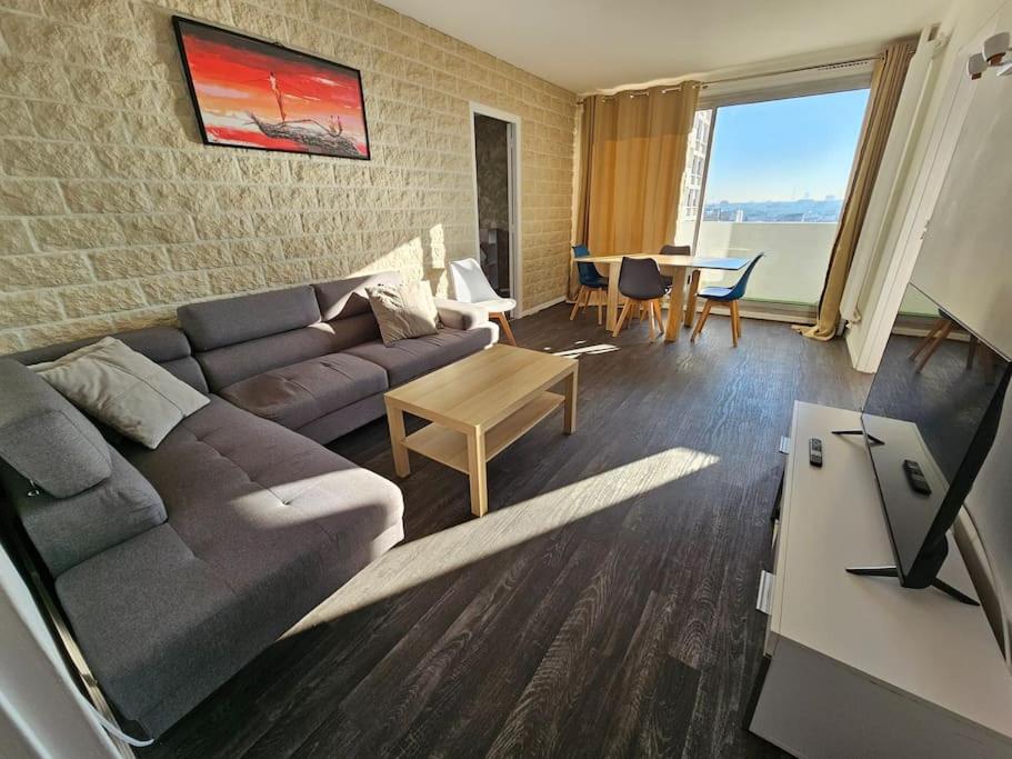 Photo de la galerie de l'établissement appartement avec vue panoramique, à Colombes