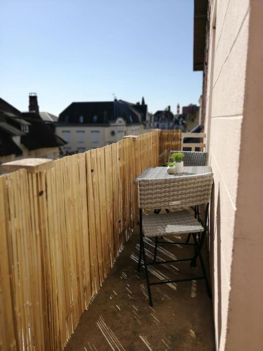 d'une table et d'une chaise sur un balcon avec une clôture. dans l'établissement Jolie Duplex à deux pas de la plage, à Berck-sur-Mer