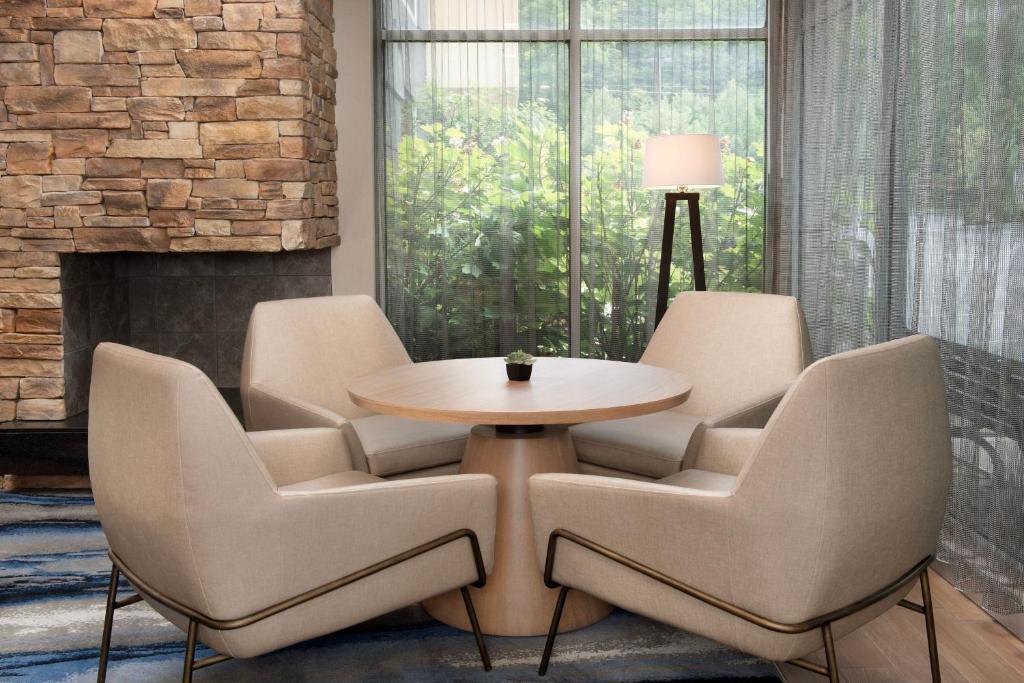 salon ze stołem i 4 krzesłami w obiekcie Fairfield Inn & Suites by Marriott Ithaca w mieście Ithaca