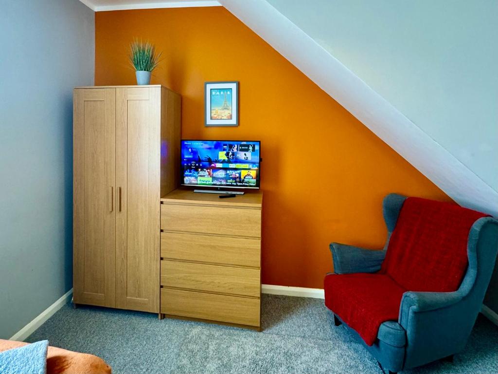 TV a/nebo společenská místnost v ubytování Waterloo House - Great for Contractors or Family Holidays