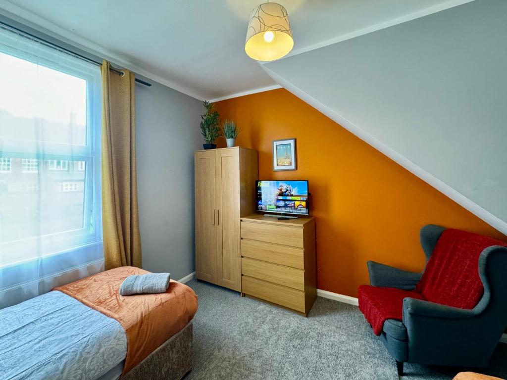 TV a/nebo společenská místnost v ubytování Waterloo House - Great for Contractors or Family Holidays