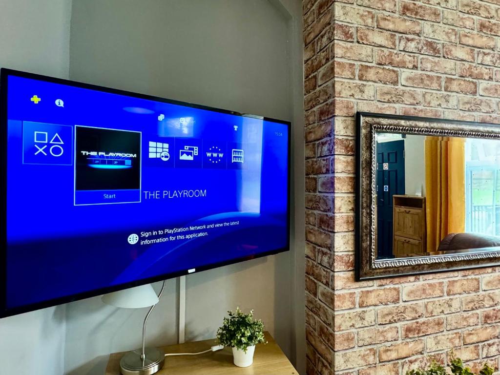 TV a/nebo společenská místnost v ubytování Waterloo House - Great for Contractors or Family Holidays
