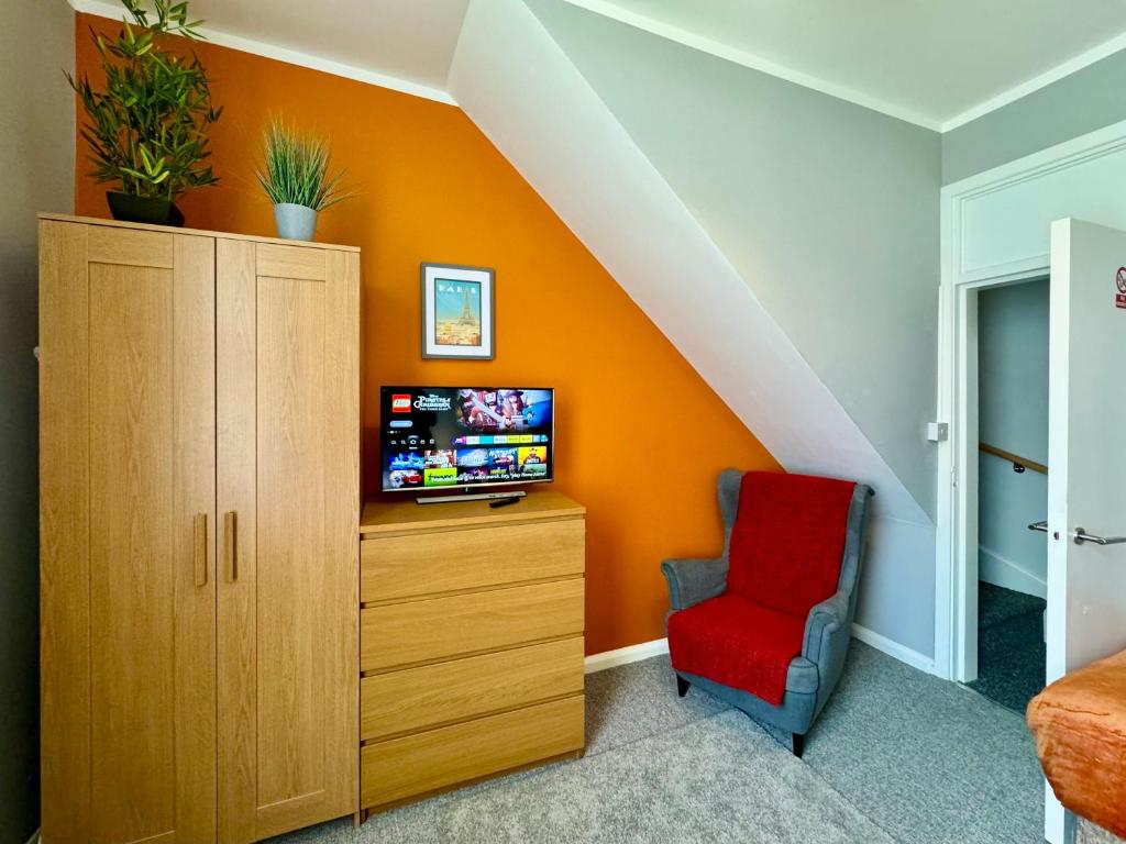 TV a/nebo společenská místnost v ubytování Waterloo House - Great for Contractors or Family Holidays