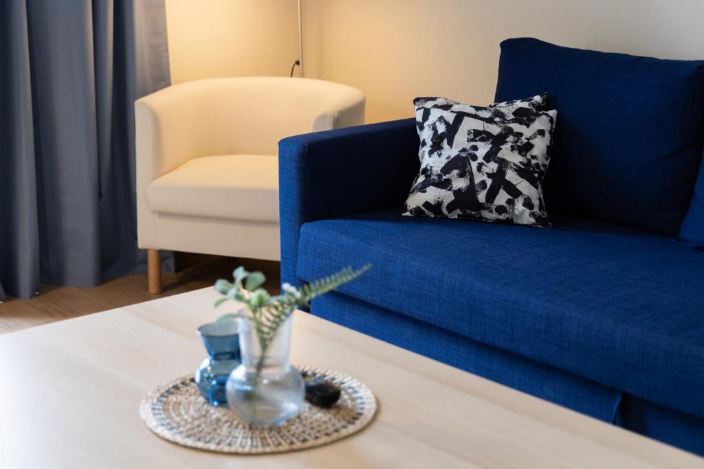 un divano blu e una sedia in soggiorno di INSIDEHOME Ciudad de Avilés ad Avilés