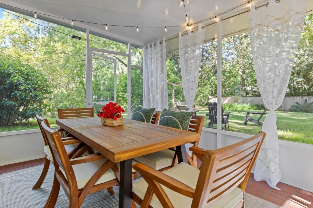 uma sala de jantar com uma mesa de madeira e cadeiras em Midtown Charm - Downtown, Fsu, Famu em Tallahassee