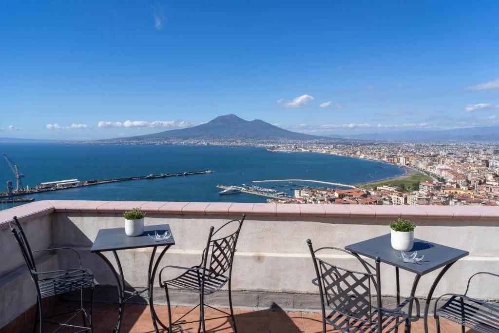 sur un balcon avec vue. dans l'établissement Le Suite del Castello, à Castellammare di Stabia