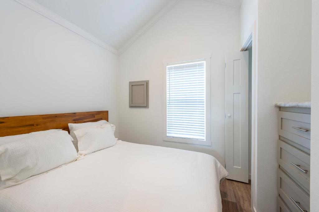 Säng eller sängar i ett rum på Jetstream RV Resort at Pearland