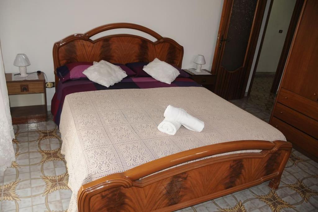 ein Schlafzimmer mit einem Bett mit zwei Handtüchern darauf in der Unterkunft App. Biancavilla Catania II in Biancavilla