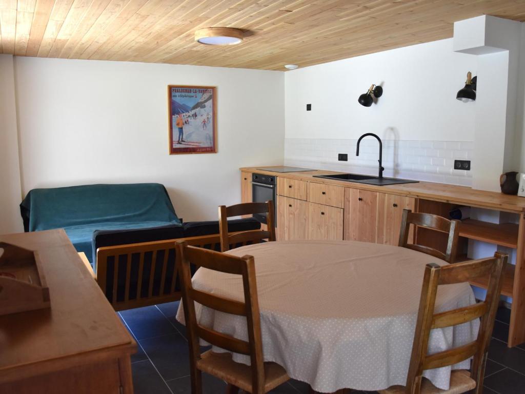- une cuisine et une salle à manger avec une table et un évier dans l'établissement Rez-de-jardin ensoleillé, 3 pièces, proche centre et pistes, animaux acceptés - FR-1-464-206, à Pralognan-la-Vanoise