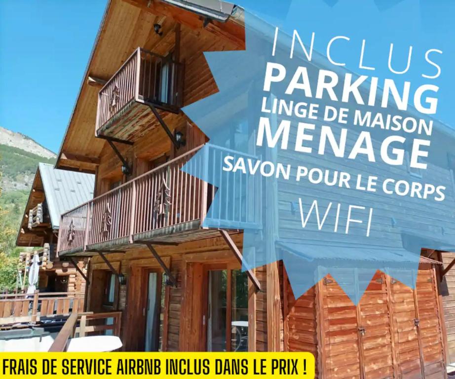 un cartello di fronte a una casa di Le Coucou - Grand chalet - Parking - WIFI - ALLOS - 10adul+2enf ad Allos