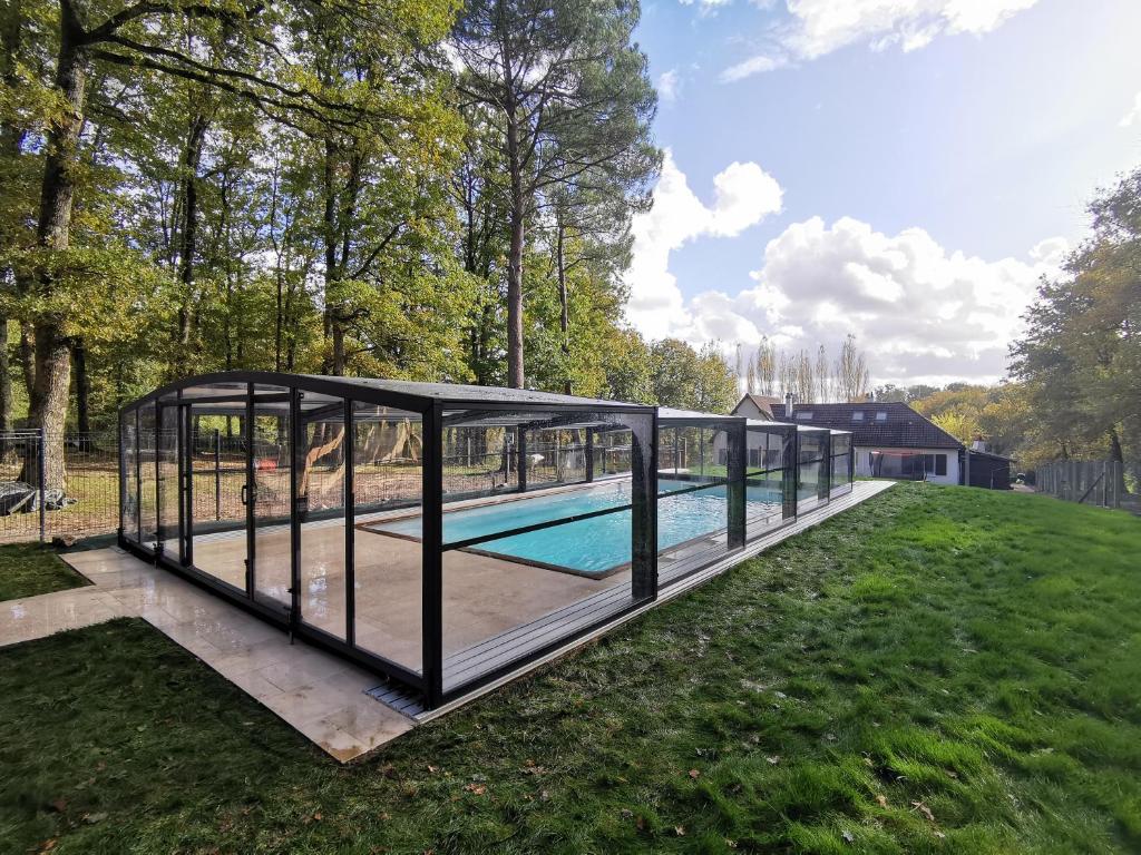 una piscina en un marco en un patio en La Parenthèse Meslandaise en Mesland