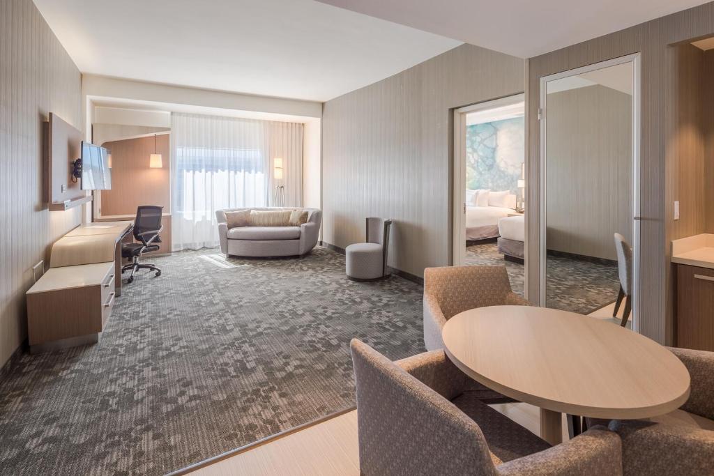 Posezení v ubytování Courtyard by Marriott Chihuahua