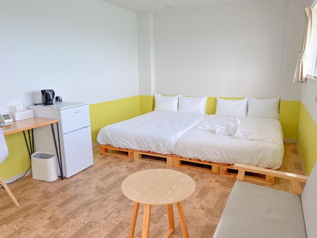 Camera piccola con letto e tavolo di Golden Sun Beach Hotel - Vacation STAY 55432v a Igei
