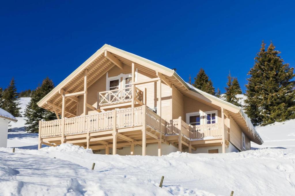 une cabane en rondins dans la neige avec de la neige autour de celle-ci dans l'établissement Les Chalets de Flaine Hameau - maeva Home - Chalet 7 Pièces 12 Personnes - Prestige MAE-3379, à Flaine