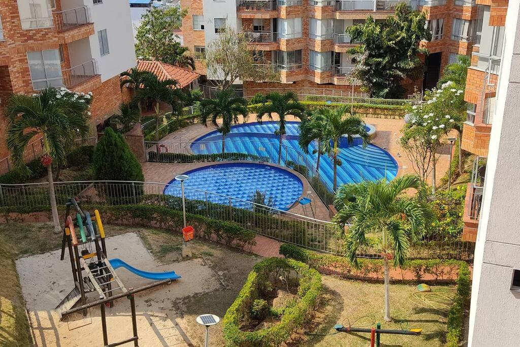 uma vista superior de um parque infantil com uma piscina em Apartaestudio - Condo - En San Gil em San Gil