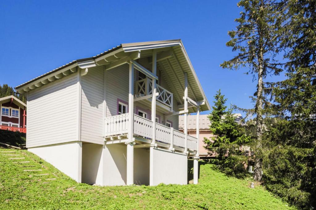 une maison avec un balcon au sommet d'une colline dans l'établissement Les Chalets de Flaine Hameau - maeva Home - Chalet 4 Pièces 8 Personnes - Sélection MAE-3386, à Flaine