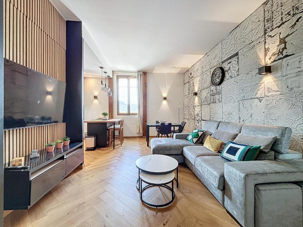 un salon avec un canapé et une table dans l'établissement L'Horizon Aixois, à Aix-les-Bains