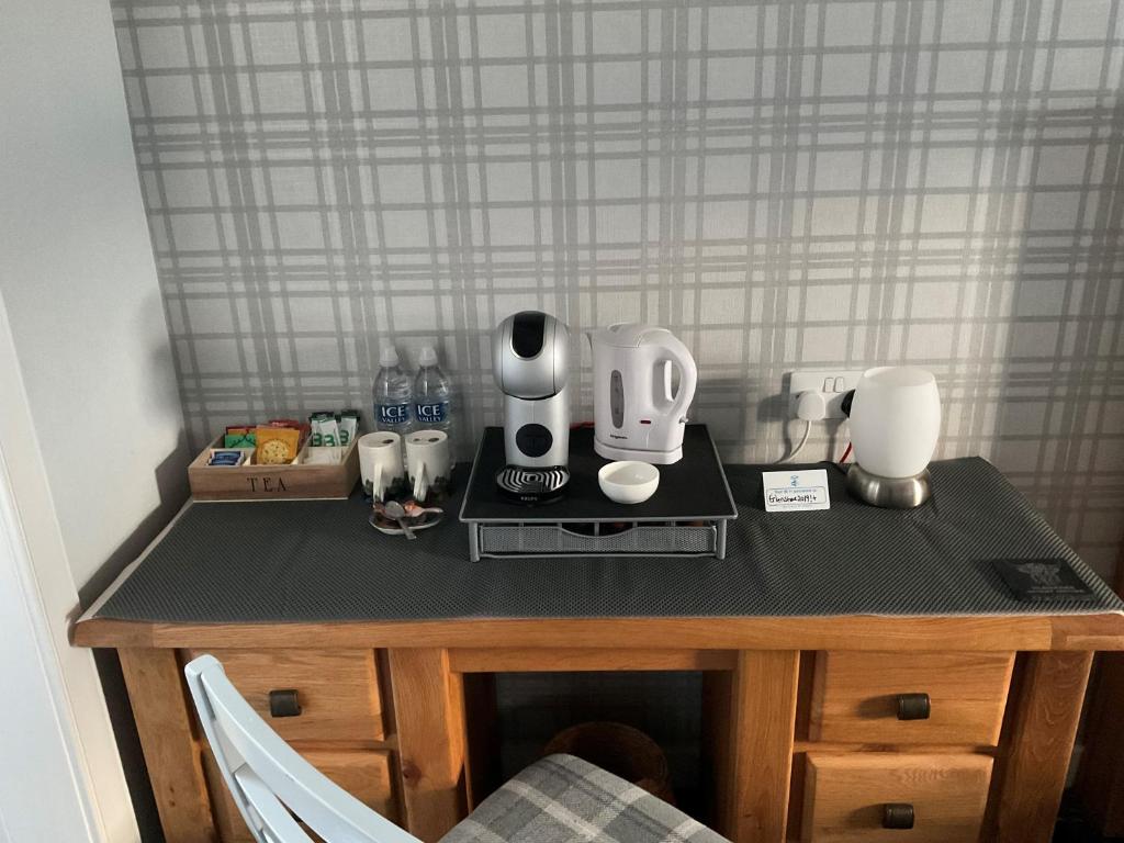 Příslušenství pro přípravu čaje a kávy v ubytování Glenshee Guest House