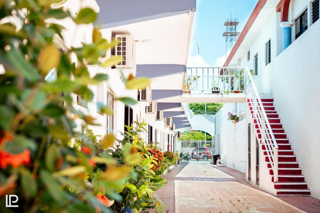 una calle en Positano con escaleras y flores en Hotel Quiam en Playa del Carmen