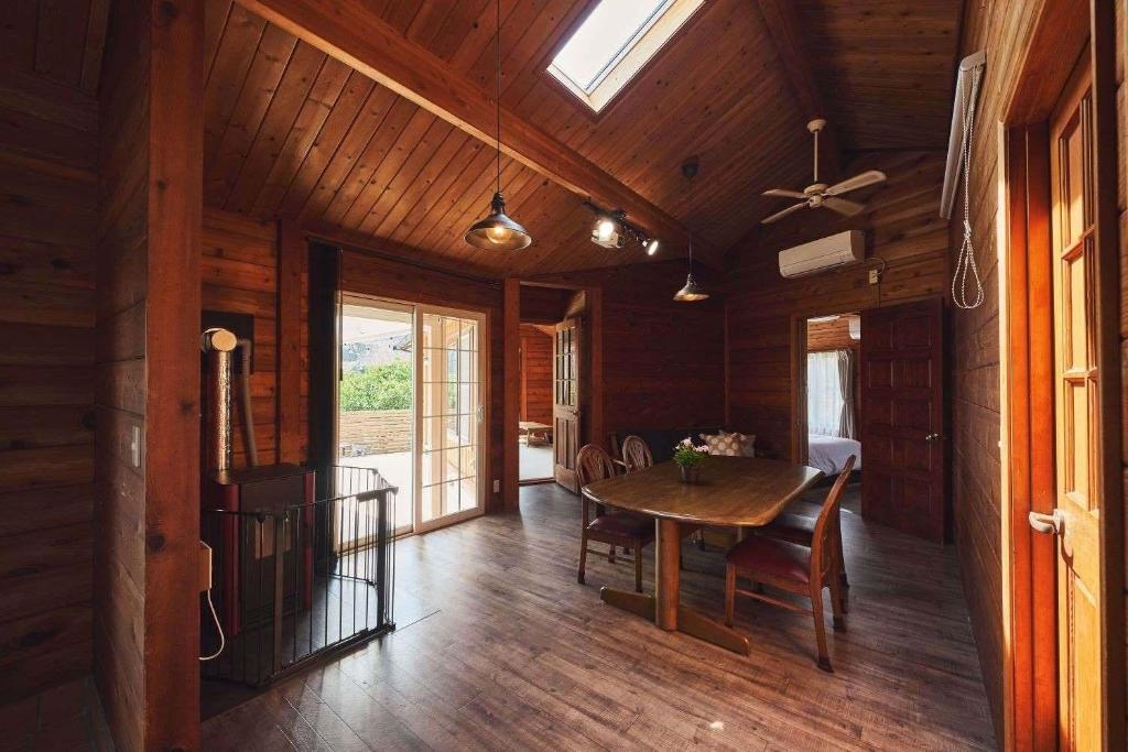 a dining room with a table and a ceiling fan at Viila Wan Hamana - Vacation STAY 16610 in Kosai