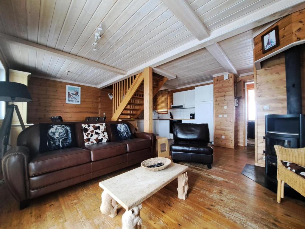 - un salon avec un canapé en cuir et une table basse dans l'établissement Les Chalets de Flaine Hameau - maeva Home - Chalet 5 Pièces 8 Personnes - Confort MAE-3661, à Flaine