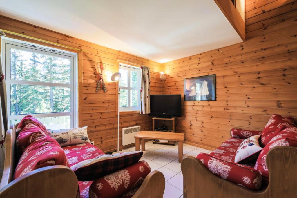 un salon avec un canapé et une télévision dans l'établissement Les Chalets de Flaine Hameau - maeva Home - Chalet 4 Pièces 8 Personnes - Confort MAE-3660, à Flaine