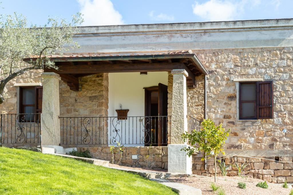 Casa de piedra con puerta y balcón en VILLA ISOLOTTO a 150 m dal mare, en Santa Maria Navarrese