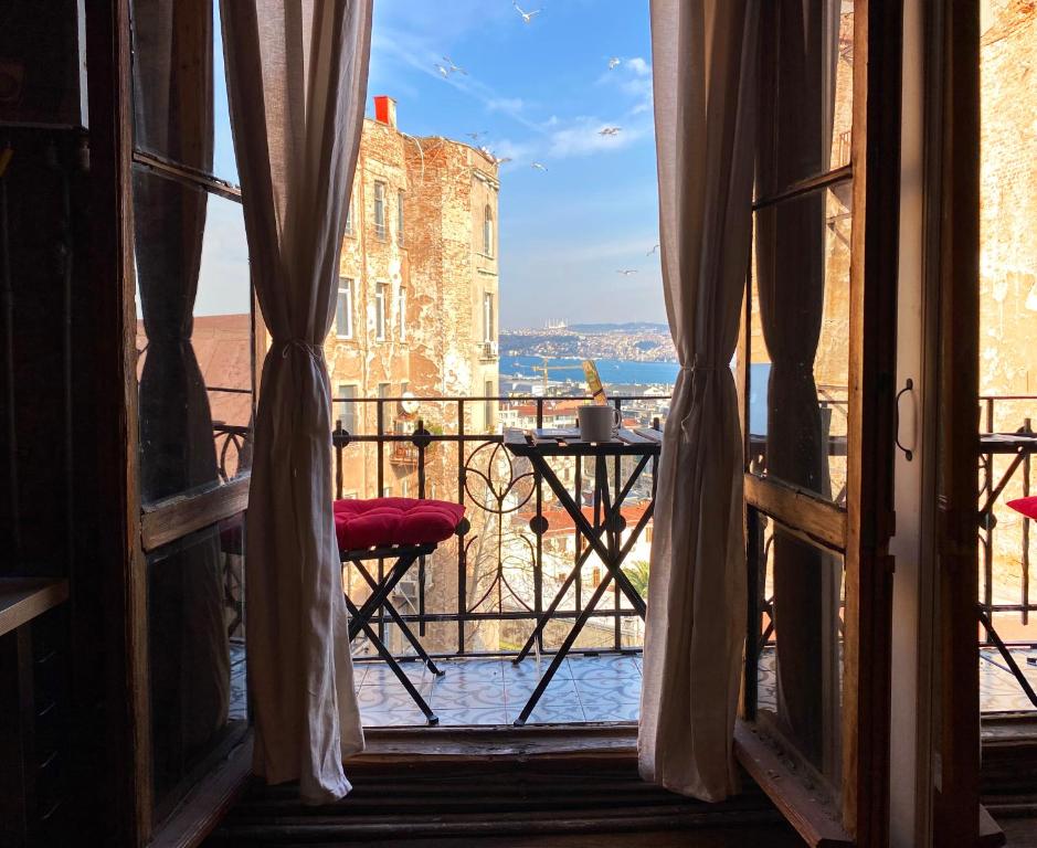 d'une fenêtre donnant sur un balcon avec une table. dans l'établissement Entire Apartment with Amazing Seaview Terrace Near Galata Tower, à Istanbul