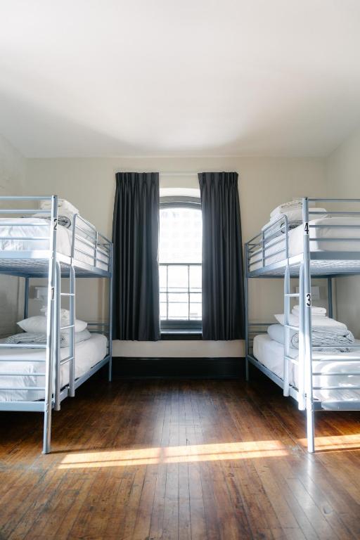 Postel nebo postele na pokoji v ubytování Saintlo Ottawa Jail Hostel