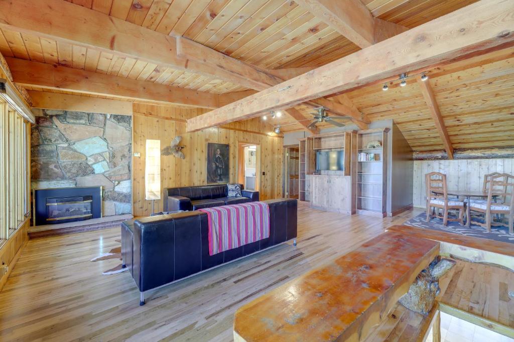 派恩戴爾的住宿－Spacious Pinedale Home with Mountain Range View，客厅设有大沙发和壁炉