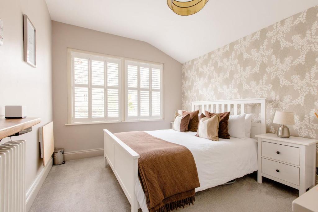una camera con un letto bianco e una finestra di Luxury King-bed Ensuite With Tranquil Garden Views a Londra