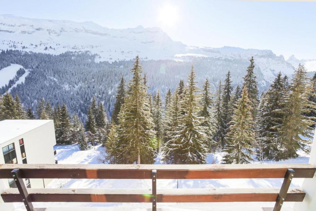 - une vue depuis le sommet d'une montagne enneigée dans l'établissement Résidence Arche - maeva Home - Studio 4 Personnes - Confort MAE-3697, à Arâches-la-Frasse