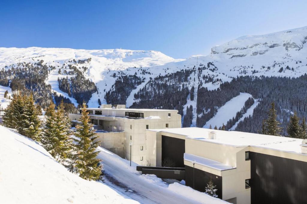 un bâtiment au sommet d'une montagne enneigée dans l'établissement Résidence Arche - maeva Home - Appartement 2 Pièces 4 Personnes - Sélection MAE-3699, à Arâches-la-Frasse