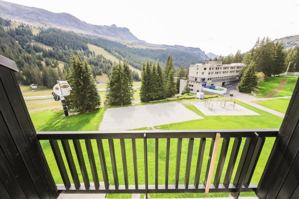 - une vue depuis le balcon d'un immeuble avec une patinoire dans l'établissement Résidence Aldébaran - maeva Home - Appartement 2 Pièces 6 Personnes - Confort MAE-3806, à Arâches-la-Frasse