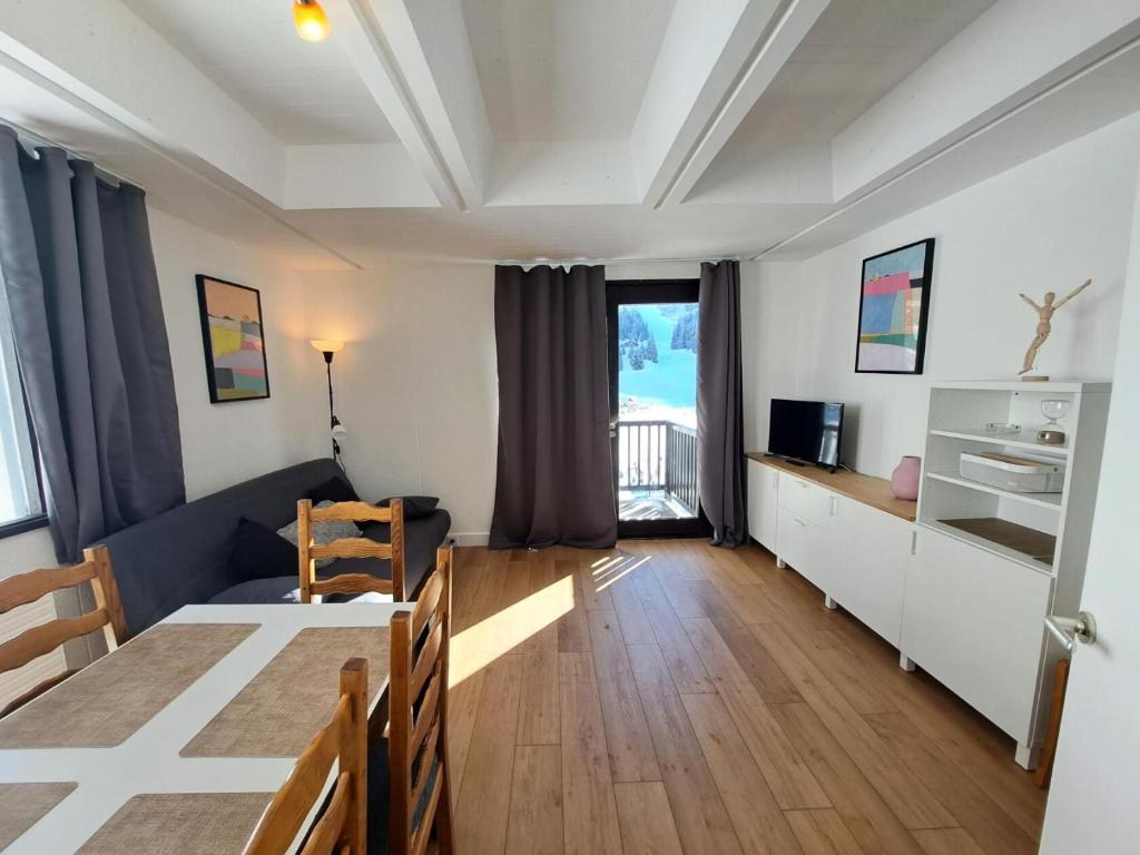ein Wohnzimmer mit einem Tisch und einem Esszimmer in der Unterkunft Résidence Aldébaran - maeva Home - Studio 4 personnes - Confort 99 in Arâches-la-Frasse