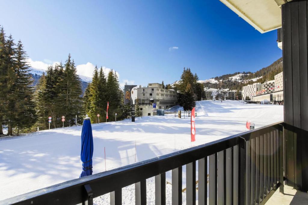 - un balcon offrant une vue sur la neige dans l'établissement Résidence Aldébaran - maeva Home - Appartement 2 Pièces 6 Personnes - Budget MAE-3807, à Arâches-la-Frasse