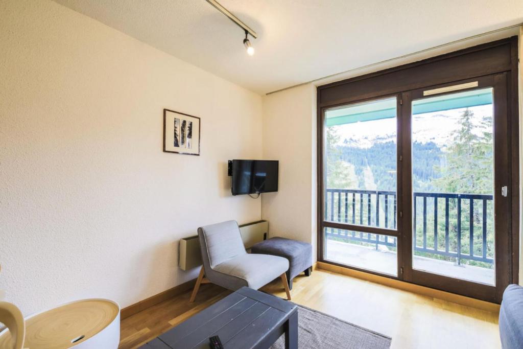 - un salon avec vue sur un balcon dans l'établissement Résidence Castor - maeva Home - Appartement 2 Pièces 6 Personnes - Confort MAE-3847, à Arâches-la-Frasse