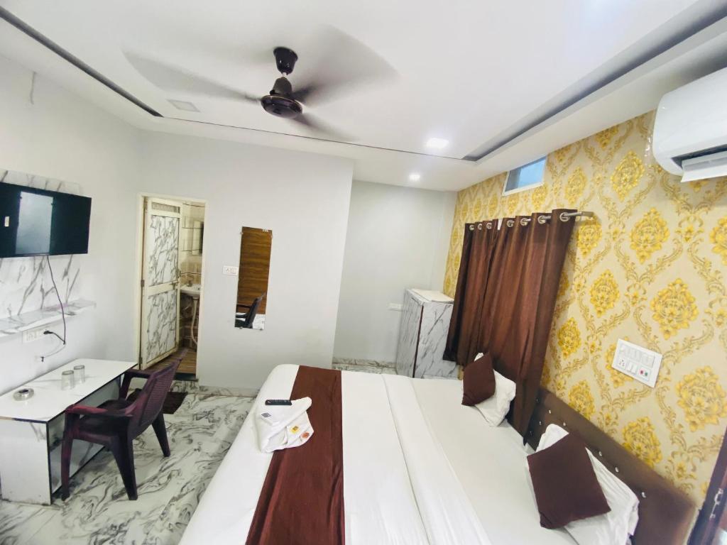 インドールにあるSeven starのベッドとデスクが備わるホテルルームです。