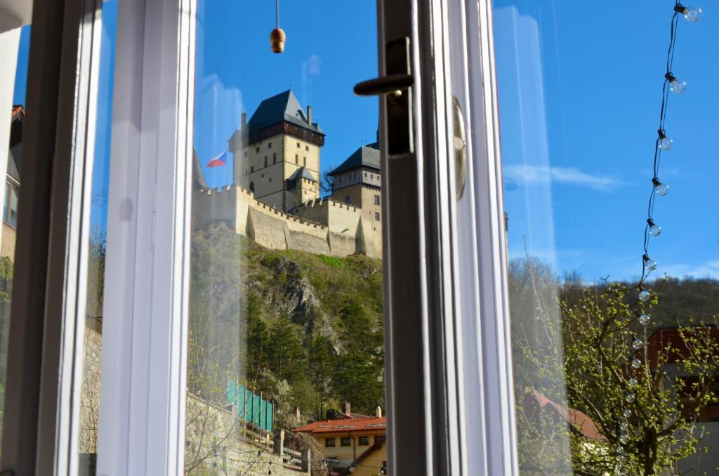 カルルシュテインにあるKarlštejn 34の城の景色を望む窓