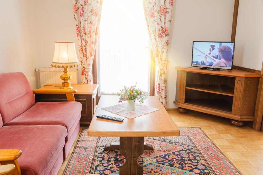 TV a/nebo společenská místnost v ubytování Seebad Appartements