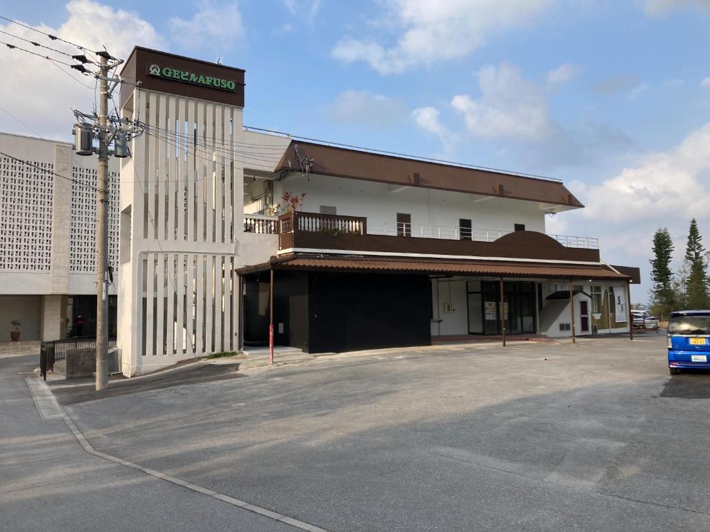 un aparcamiento vacío frente a un edificio en GE Building AFUSO 2F - Vacation STAY 16648 en Atsutabaru