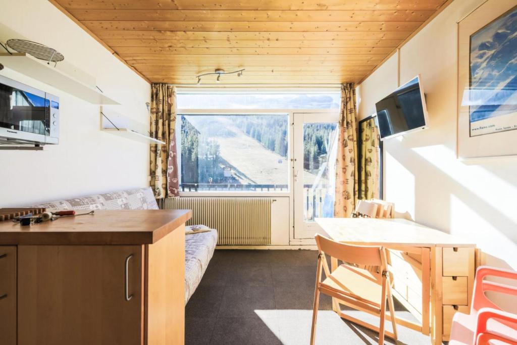 - une cuisine et un salon dans une petite maison dans l'établissement Résidence Bellatrix - maeva Home - Studio 4 personnes - Budget MAE-4216, à Flaine