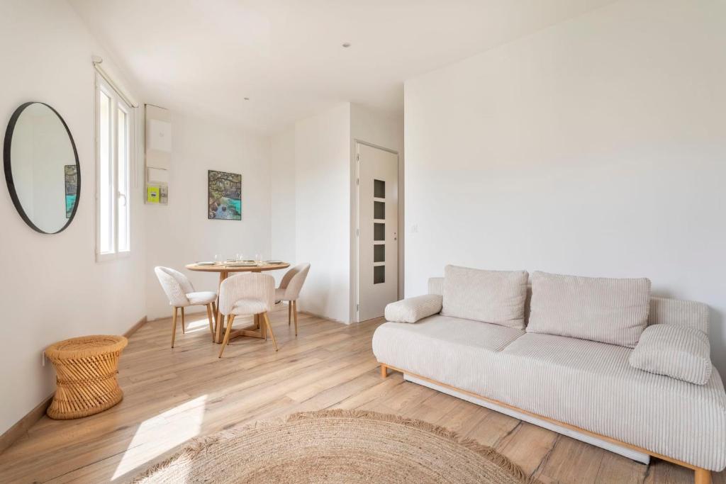 un salon avec un canapé et une table dans l'établissement Appartement Blanqui - Welkeys, à La Seyne-sur-Mer