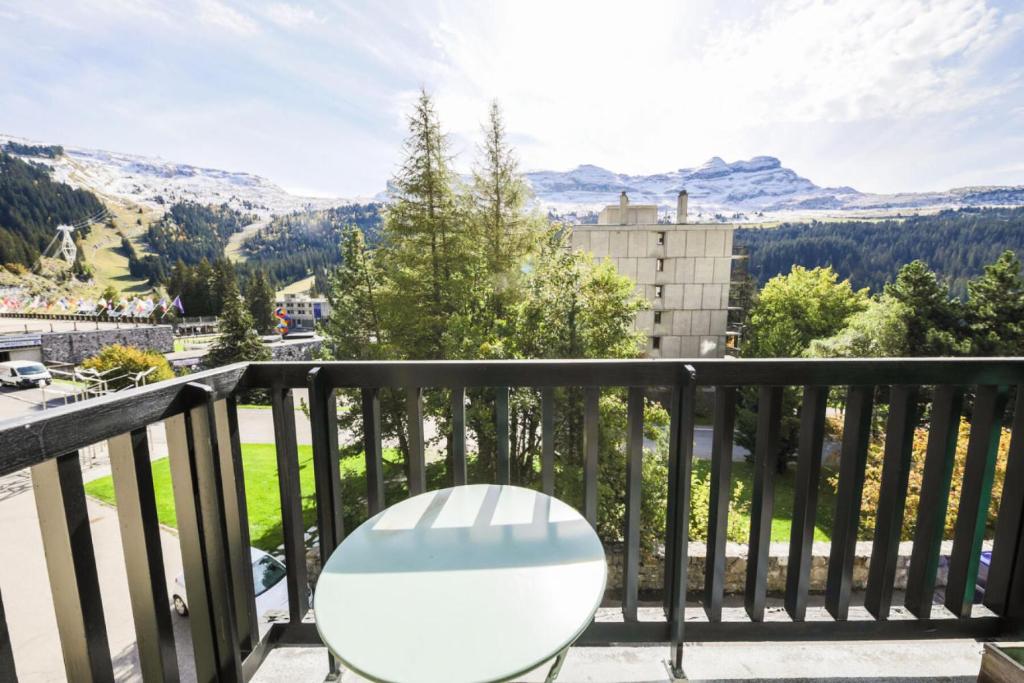 une chaise blanche assise sur un balcon avec vue dans l'établissement Résidence Véga - maeva Home - Studio 4 Personnes - Budget MAE-4467, à Arâches-la-Frasse