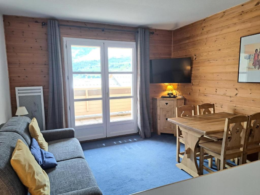 un salon avec un canapé et une table dans l'établissement Résidence Le Château de Crans - maeva Home - Studio 4 Personnes - Confort MAE-4490, à Flaine