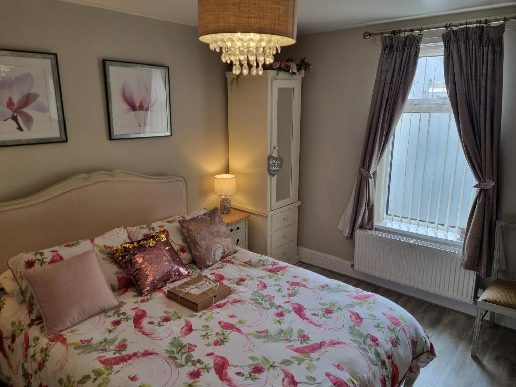 ein Schlafzimmer mit einem Bett und einem Kasten darauf in der Unterkunft TIFFY'S PLACE Adult Guest House in Blackpool