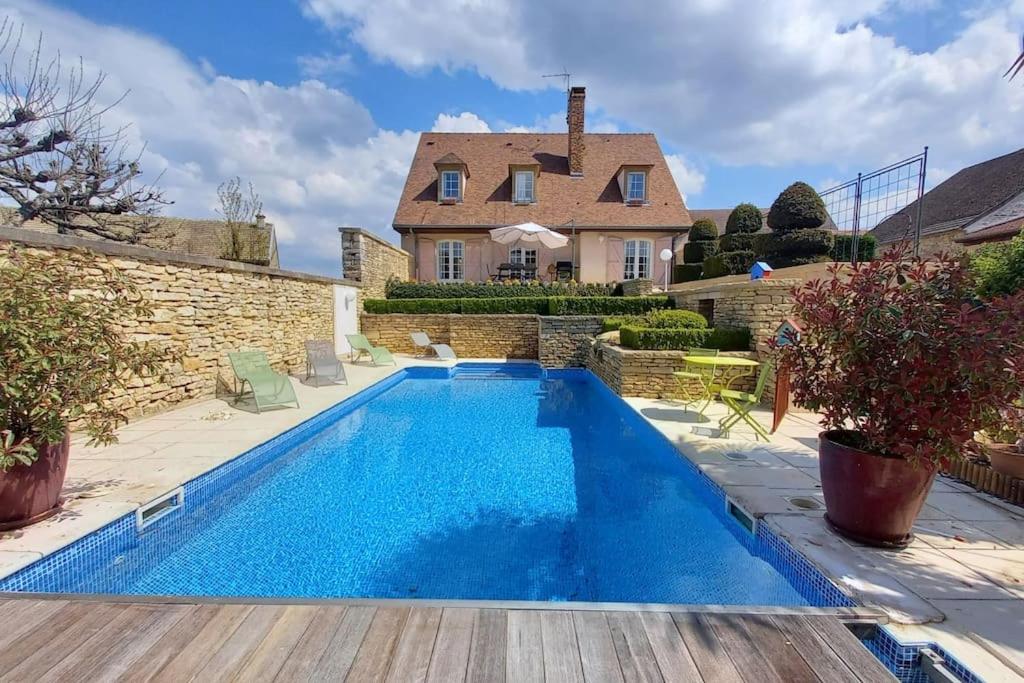 a swimming pool in front of a house at LA CONFRERIE à MEURSAULT au CŒUR DE LA BOURGOGNE in Meursault