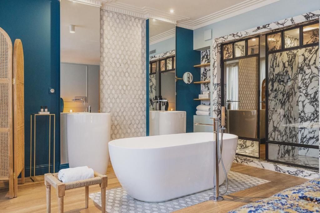 baño con bañera grande y 2 lavabos en Hôtel Singulier Bordeaux, en Burdeos